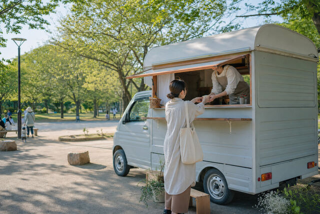 公園に出店したキッチンカーの営業風景