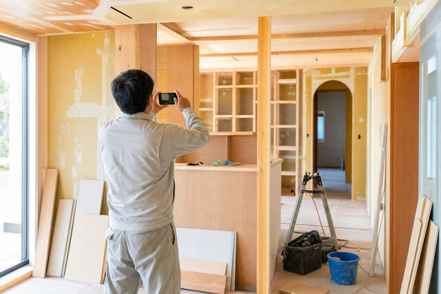 リフォーム現場でスマホ撮影する職人