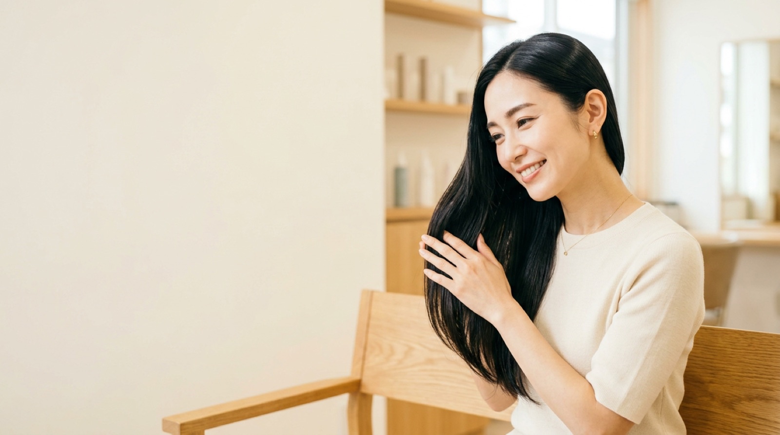 艶のある髪に触れる女性